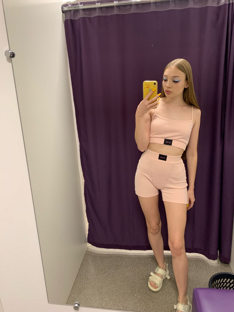 Костюм хороший,но цвет не бежевый, больше розовый 