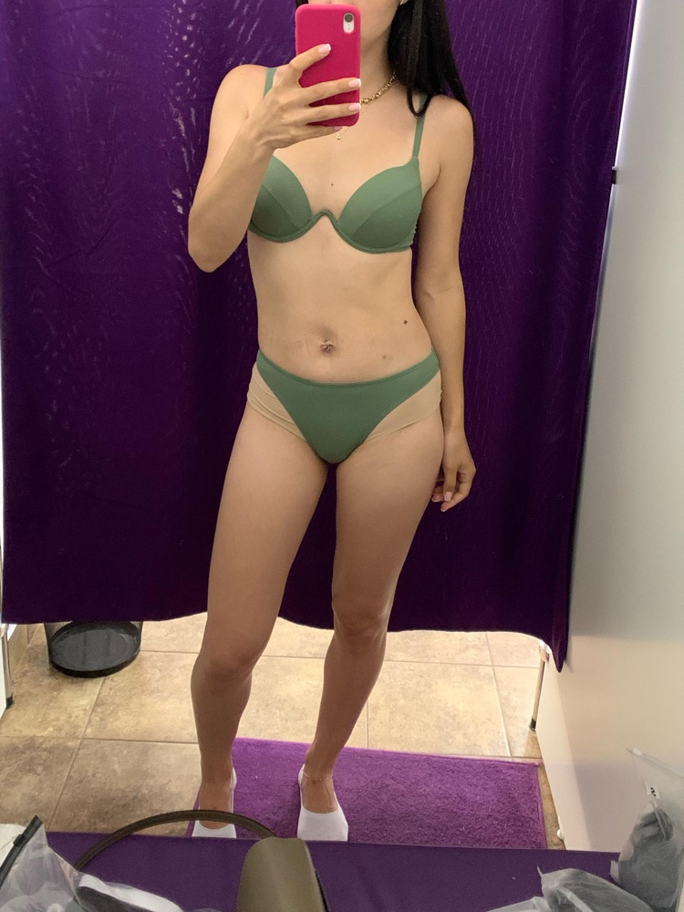 Красивый купальник,сделан качественно.В чашке было хорошо,но сам лиф и косточка в нем давили.Возможно не угадала с размером.Поэтому отказ