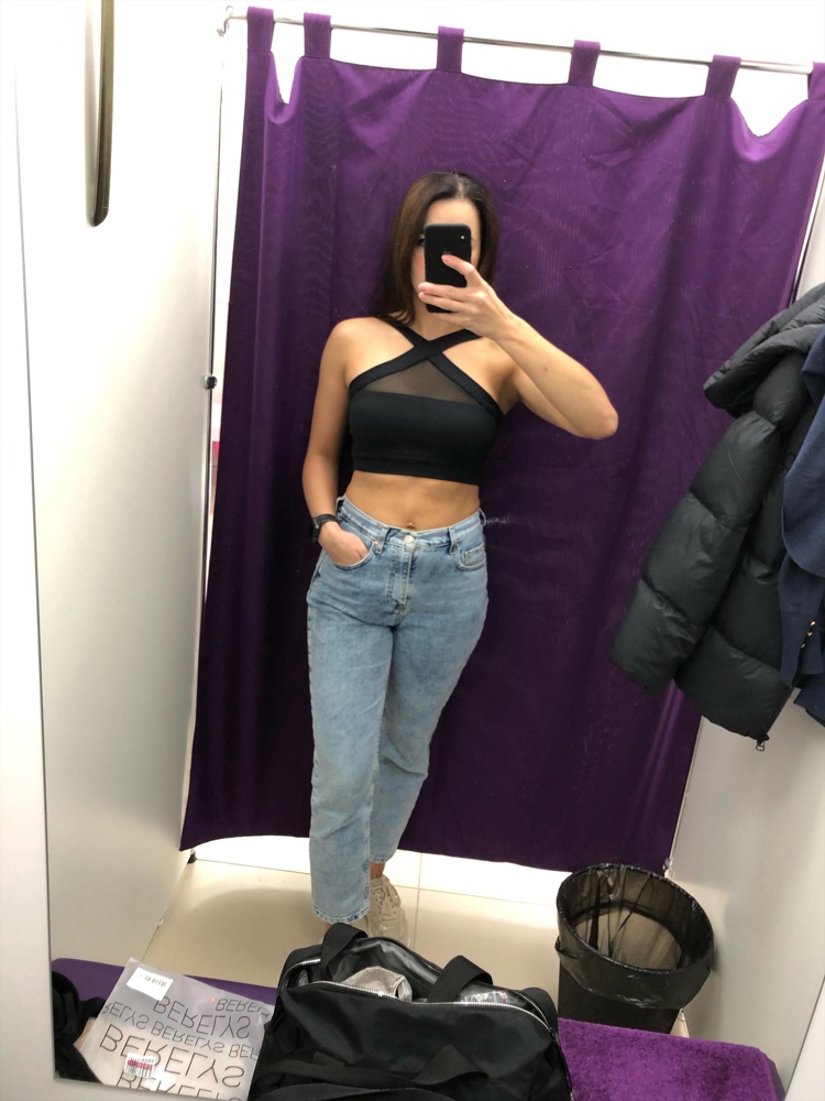 Красивый, плотный топ. На грудь 90 хорошо сел размер М. Можно в спортзал, хорошая поддержка, можно и с джинсами. 