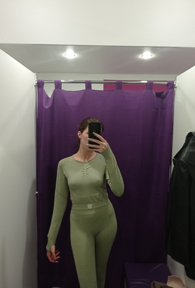 Качество у костюма очень хорошее. Начиталась отзывов, мол, много кому костюм мал, заказала на свой М размер L. Это было большой ошибкой. Цвет в жизни очень красивый, как на фото. Брючины длинные (мой рост 175). Топ некороткий.