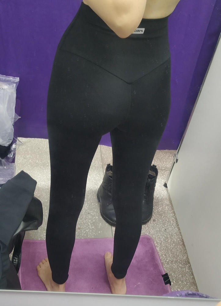 Заказывала несколько моделей выбрала эти, сели лучше всего на мою попу. Ношу 42 размер. Можно было бы взять на размер меньше, так как достаточно свободные, хочется чуть больше в обтяг. Но зато одеваются легко. Хорошо утягивают живот, на попе смотрятся неплохо, в талии немного есть свобода, но живот утянут все равно. В длину мне немного длинноваты но не критично. Белье выделяется, но не так чтобы прям сильно. Бесшовное если одеть думаю будет ок.