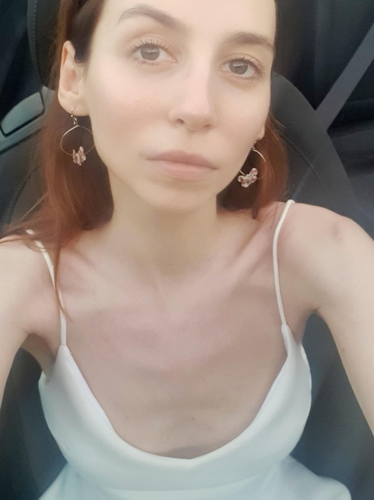 Прекрасное платье, необычный материал, держит форму, от ветра юбка не задирается (можно не волноваться). Ношу без лифчика. Причем его отлично носить и в жару (носила в +32), и в прохладу (если накинуть что-то на плечи). Размер соответствует.