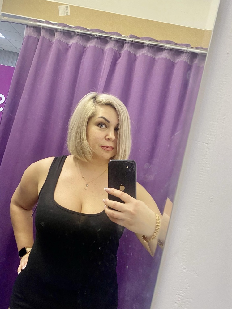 Хорошая базовая майка. Приятная к телу , хорошо тянется. Мой размер 50. Взяла 50. Идеально подошла. Но и на 52-54 тоже подходит, т.к. очень хорошо тянется. Немного просвечивает, но совсем чуть-чуть. Советую 