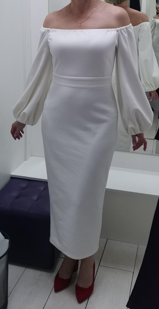 Очень приятный материал, хорошее качество, можно носить как с открытыми плечами, так и с закрытыми. Нарядно и достойно. Маломерит - на мой обычный 44 подошёл L, а M оказался очень в обтяг.