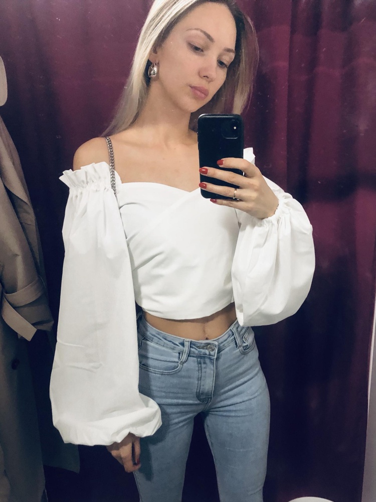 Милейшая блузка ; достаточно плотная , чтобы не просвечиваться ; за счёт регулируемого запаха может хорошо сидеть на любых объемах 👌🏻для такой цены просто супер !