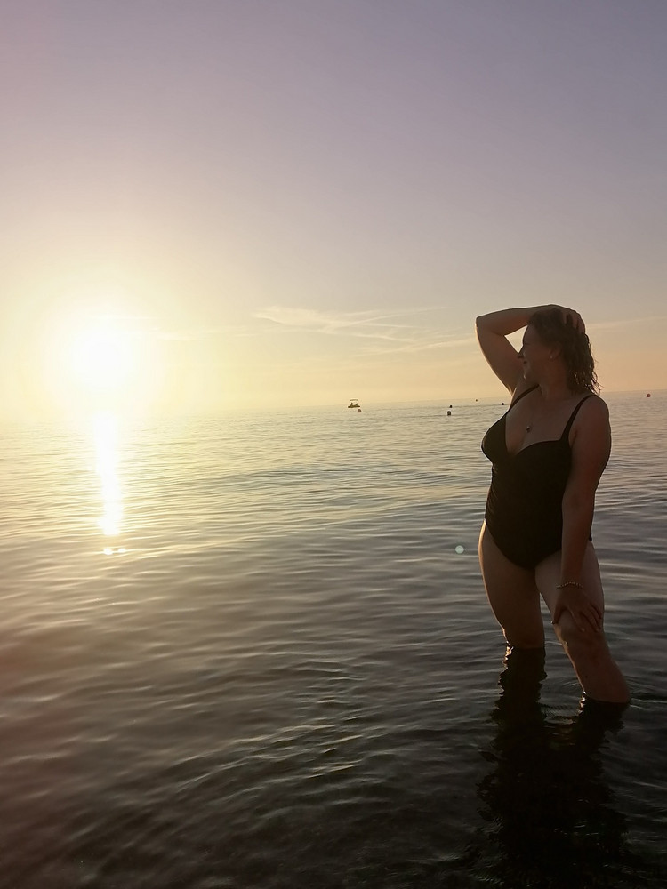 Все бы хорошо, но грудь не держит, хочется брительки натянуть, но потом они впиваются в кожу, не хватает поддержки, хоть у меня и не большая... А так в общем симпотичный.