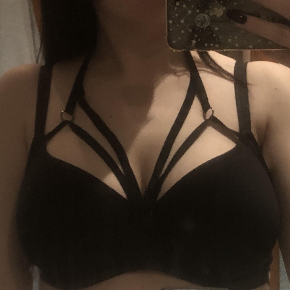 в целом все супер, регулируется в обхвате, но было бы круто, если бы регулировалось ещё и сверху. в подарок шли «стикеры», максимально приятный бонус! короче, очень рада покупке)