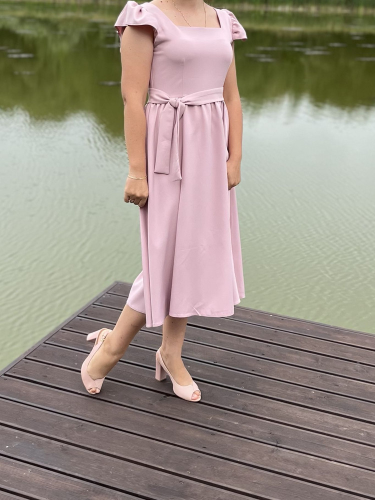 Платье потрясающее, за цену 1100 совсем шикарно, брала на свадьбу в качестве гостя, под прическу и каблуки смотрелось дорого