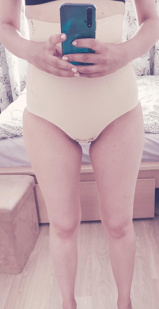 Отличный бандаж, на после беременный ОБ 98 взяла размер 96. Комфортный, мягкий, внизу застежка. Надевать удобно, но застегивать лучше лёжа.