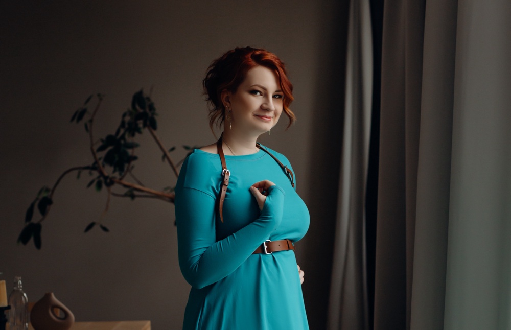 Классная штука!
Смотрится очень хорошо. Пришла в тканевом мешочке.
На одежде остаются небольшие кусочки, но в принципе - не критично