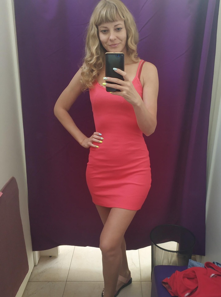 На 44 в обтяг. Но я так и хотела. Для дома отлично. Приятный трикотаж