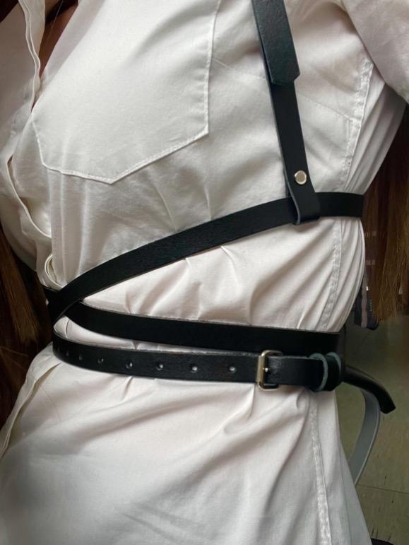 у меня даже больше вопрос. почему она настолько маломерит? прИ ОТ 62 я застегнулась на последнее отделение впритык. для чего оставшиеся 8? возможности отрегулировать по талии нет. к качеству претензий не имею. 