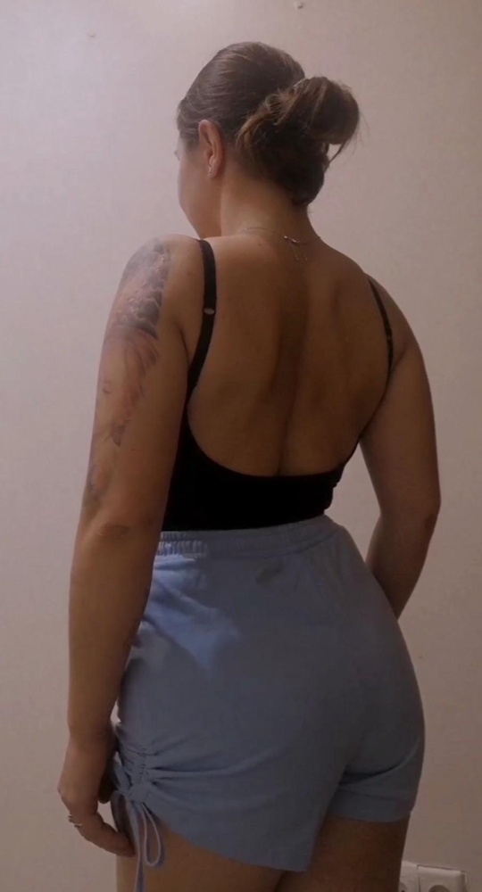 Сзади шикарная спинка, минус - слишком тугая резинка снизу, давит на боках🤣