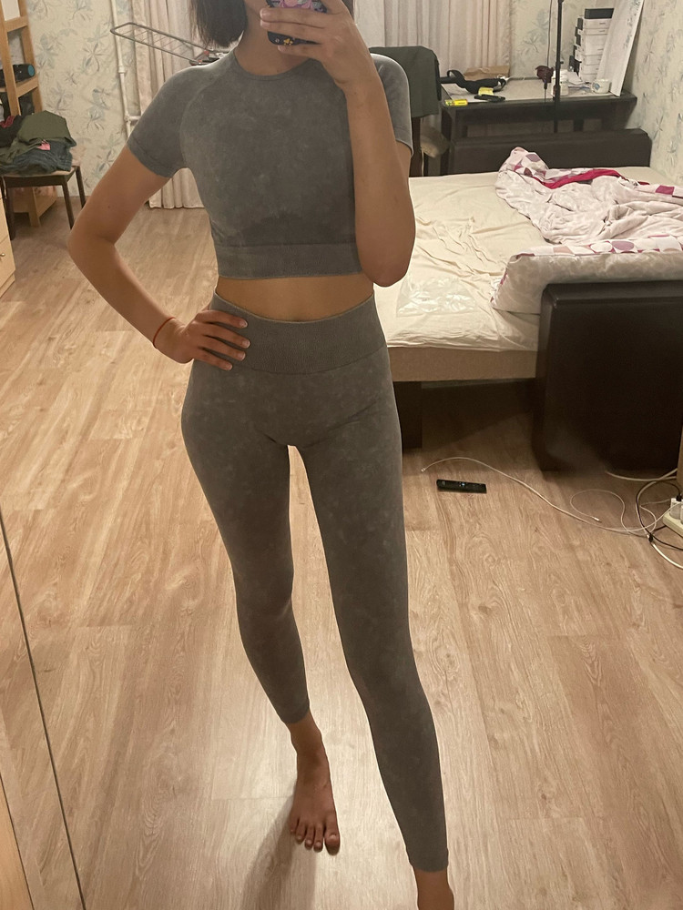 Костюм из плотной, но очень мягкой ткани. Не просвечивает от слова совсем. Безумно приятный к телу, держит грудь и попу хорошо. Выглядит стильно и лаконично. Брала на размер больше, чем ношу, но тем не менее костюм сел идеально. Это любовь с первого взглядя😍 рост 174, от:62, об:90. Заказала М