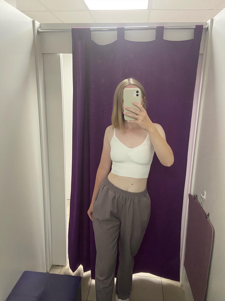 Чашки сильно просвечивают, между чашами заломы. Фото на сайте не соответствуют действительности - на спине нет перекрестных лямок. 