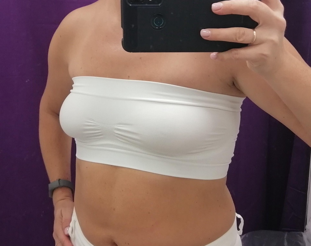 Мои размеры. Окружность груди 90см. Обхват под грудью 83см.
В меру тугой. В течении дня не сползает.
Я купила в белом и голубом цвете