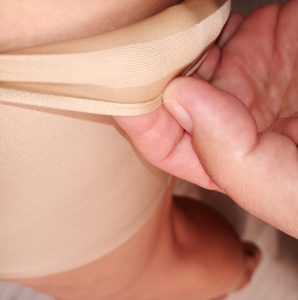 На обхват бедра 65см ( в  той самой "страдающей" части) взяла L. По размеру подошло, не передавливает, хорошо держится. Тонкие. Минус звезда потому что широковаты: под ягодицей скручиваются, опускаю- до колена ~12 см остаётся. А брала под платье с боковыми разрезами:  сажусь- их видно. И ещё такая особенность: край над прорезиненной полосой загибается( на фото видно) .  Что мешает ровно и плотно прилегать  силикону к ноге. Есть опасения, что будет скручиваться или слезет.