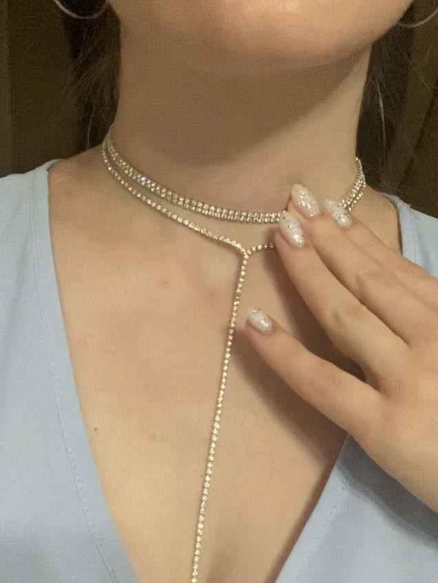 Смотрю другие отзывы и понимаю, что у меня будто сама тоненькая цепочка короче, чем у остальных. Взяла украшение на свадьбу, посмотрим сколько прослужит) жалко чуть поздновато пришло 😔