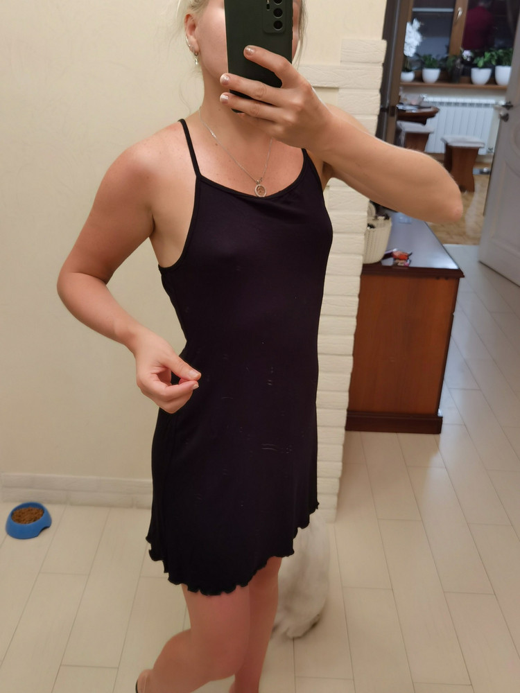 Хороший материал, не облегает , свободная, лёгкая, красивая. Одни плюшки✅🤗🤍🙏🌹😍👍🙏ещё заказала в другом цвете