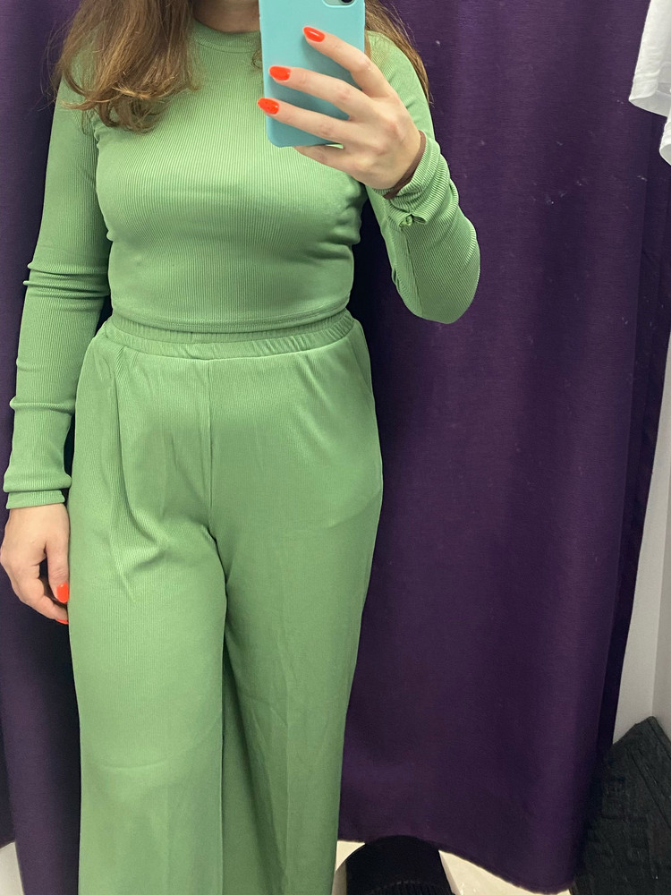 Классный костюм! Качество супер! Вместе с ним заказывала зелёного цвета, но тот намного хуже по качеству, и на нем написан размер М. А на фисташковом S. Вообщем рекомендую.