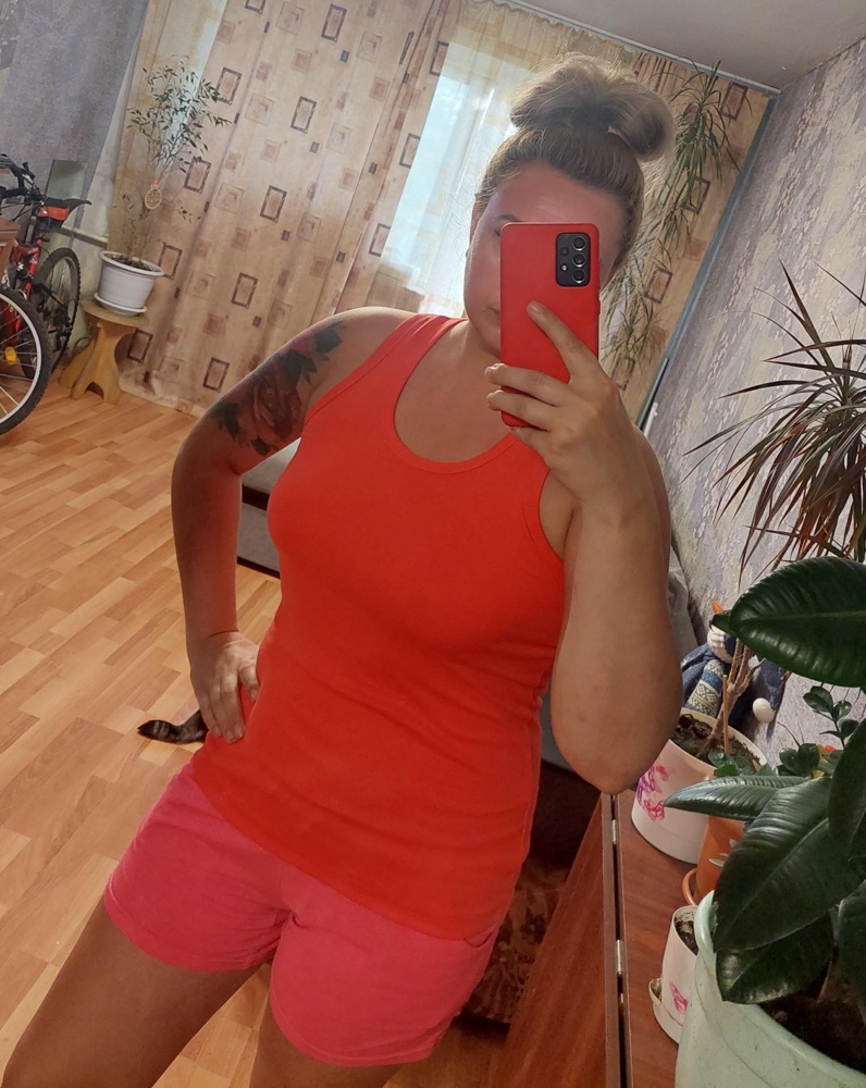 Отличная майка, плотный материал не просвечивает, качественно сшито, яркая. Идёт в размер, хорошо тянется.