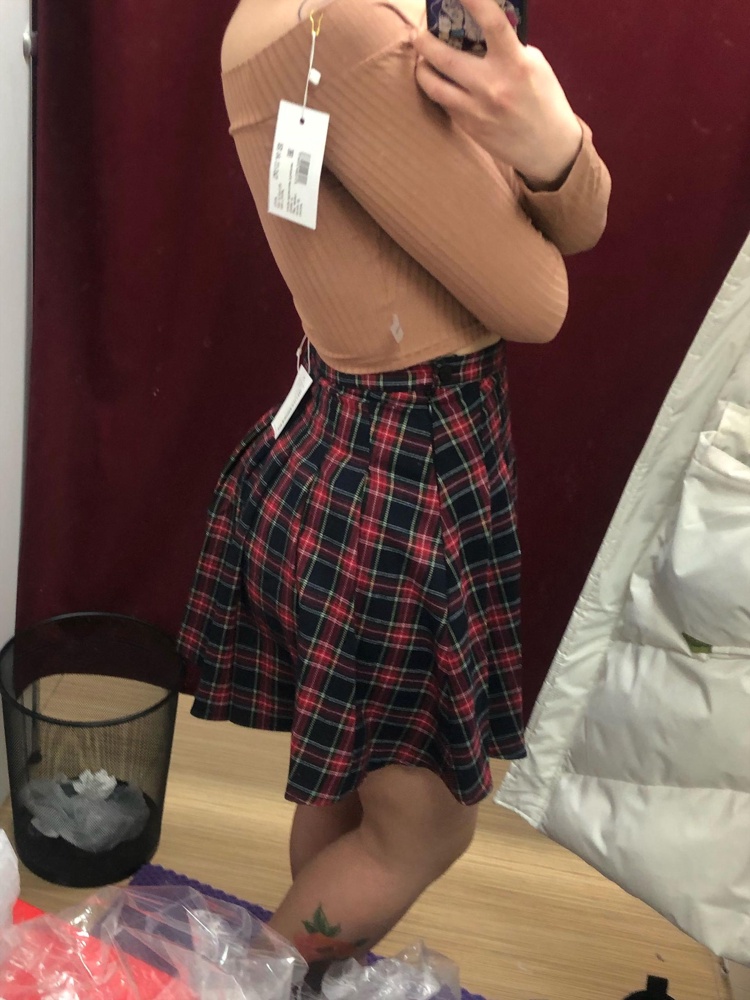 На 40-42 42 слегка слишком плотно сидит. Выкройка мечта! Мягкая приятная на любой сезон ткань. На фото рост 161. Цвет мне не подошел, возьму другую, но юбка отпад!