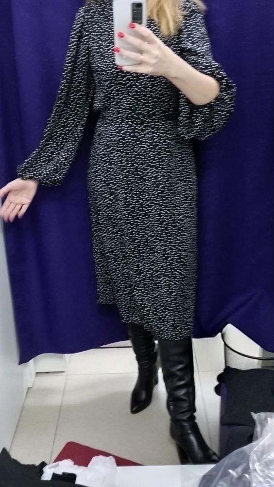 Мой рост 176 см. По длине платье хорошо. Запах не раскрывается, в принципе комфортно. Но на моей фигуре смотрится как халат, может потому что грудь небольшая и талии нет. живот не увеличивает, наоборот скрывает. Рукава объемный внизу, не понравилось. Очень электризуется. Отказ.