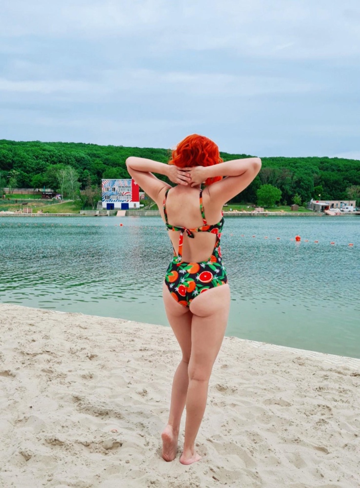 Отличный купальник! Очень удобный и комфортный. На рост 160см и параметры 90-68-90 размер 40 подошёл хорошо. Цвет яркий, качество отличное. Подчёркивает фигуру и скрывает недостатки. У меня это уже 2 купальник этой фирмы.
Спасибо продавцу!!!