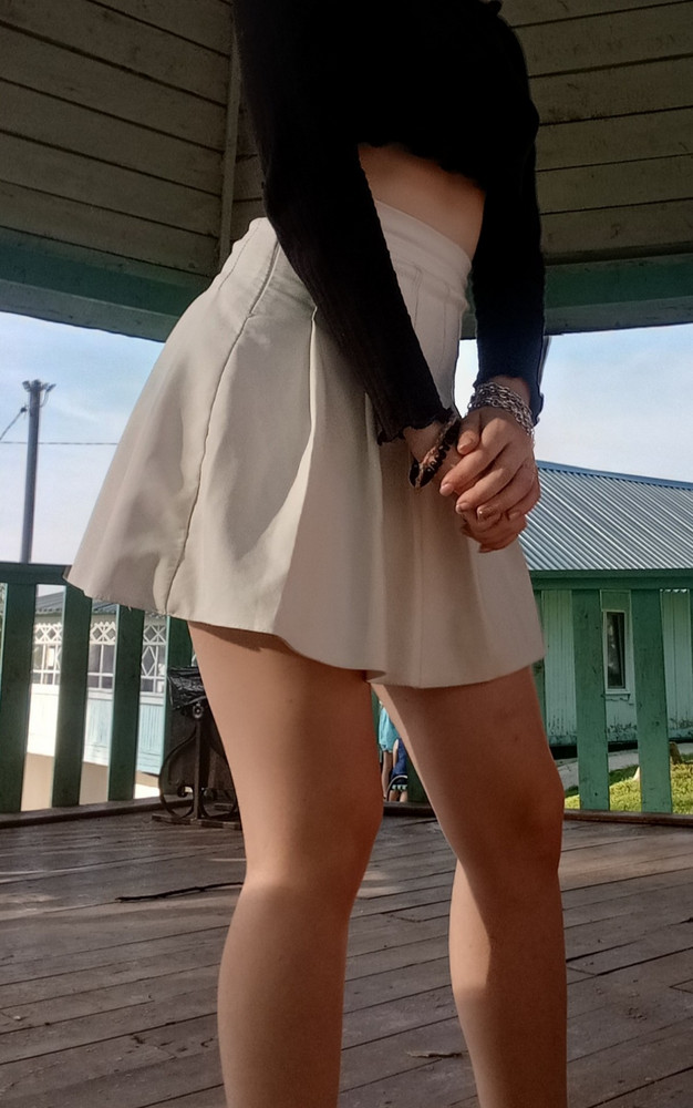 Подруга заказывала у вас юбку 38xs размера, на мне сидела идеально(прилагаю фото), решила себе заказать такую же и такого же размера, пришла ОЧЕНЬ маленькая, не налезла даже на ляшки, сделала отказ, заказала на размер больше, как придёт, напишу ещё один отзыв
Но вопрос, почему заказали один и тот же размер, но они абсолютно разные??