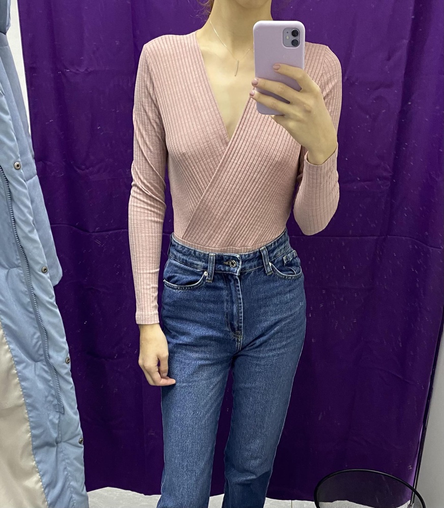 На меня совсем не село. Заказала 36 размер на параметры ОГ 83, ОТ 61, рост 172. Одно неловкое движение - все топорщится, наклоняться вообще нельзя. Шов торчит даже из джинс с высокой посадкой. Ткань наоборот оказалась выше ожиданий. Многие писали, что жёсткая, но мне понравилась. Уверена, многим это боди подойдёт, но мне не подошло совсем.