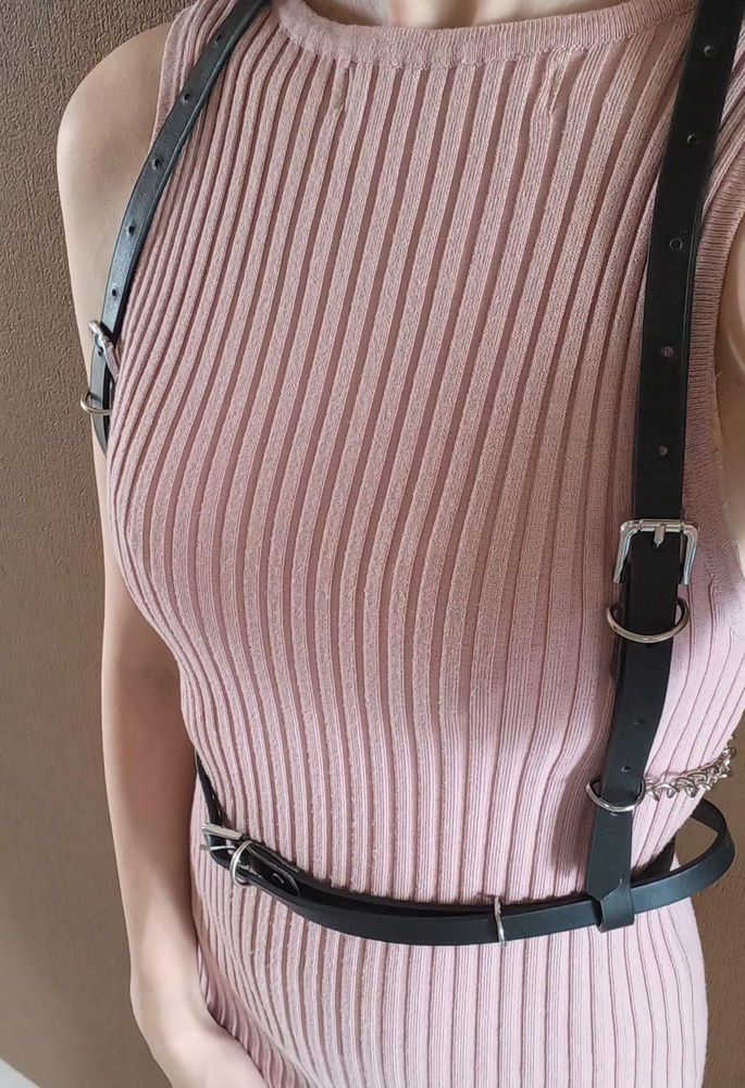 Хорошее качество, красивый фасон. Можно в двух вариациях носить. Все аккуратно упаковано. Очень красиво смотрится на фигуре, спасибо)) 