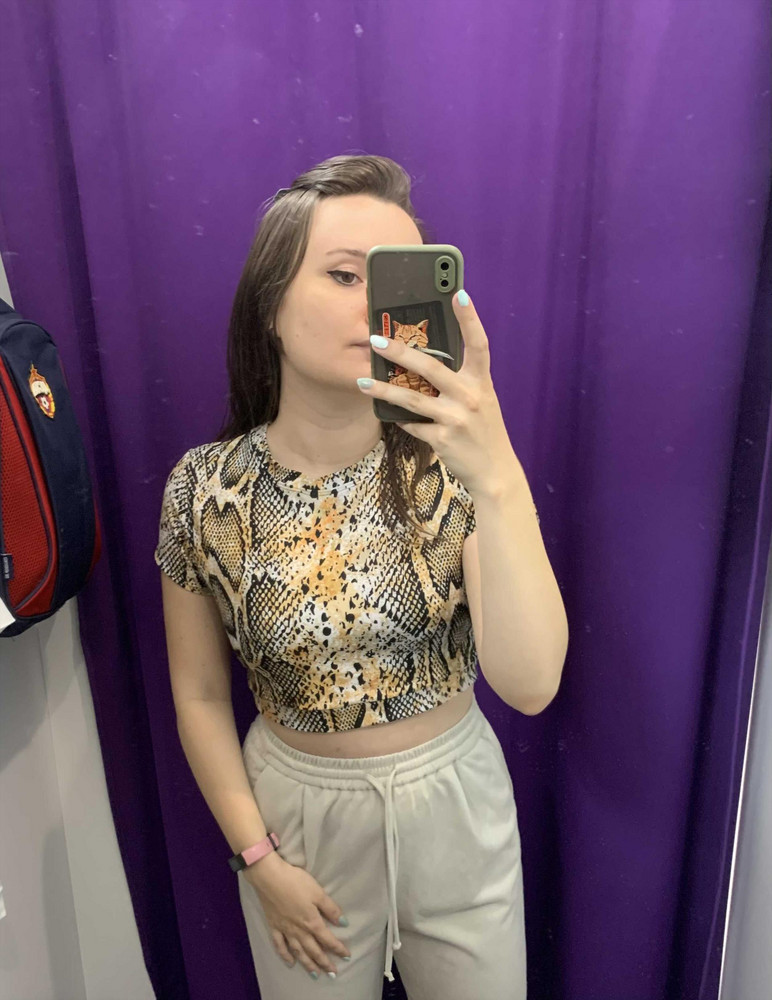 Влюбилась в этот топ, очень приятный к телу и не стесняет движений. Качество отличное. Ношу s, но заказала m, нравится, как свободно сидит. Но мне кажется, s бы тоже села. Оттенок как будто сильно отличается, намного теплее, чем на картинке, больше оранжевого, но мне это было не принципиально. 