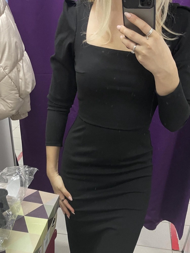 Шикарный фасон, ткань очень тоже понравилась. Размер 44 на 42 и маленькую грудь- впритык, дышать сложно. Заказала 46. Снимаю звезду на пошив. Рукава разошлись по швам, торчат нитки. Но если бы было по размеру, скорее всего оставила бы, зашила. 