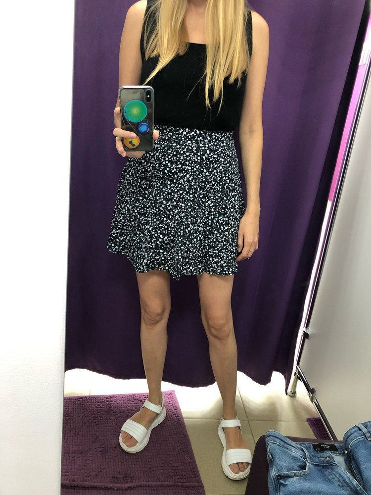 Над упаковкой продавец конечно не очень заморочился - юбка пришла в рваном пакете заклеенном скотчем, но товар от этого не стал хуже. Юбка красивая, очень мило выглядит. Перезаказала на размер больше , 40 слишком уж впритык. 