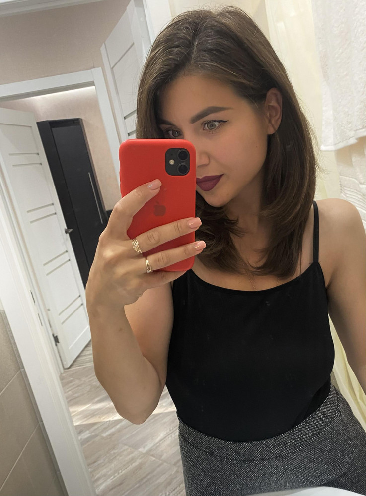 Классный топ! Долго сомневалась, что мой около 4й размер груди, сможет удержать что-то подобное.) Брала размер L/XL и не разочаровалась, приятный к телу материал и демократичная цена - советую! 🙌🏼