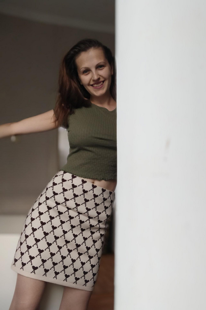 Юбка супер) удобная, даже не чувствуется, растягивается, резинка хорошая, ткань очень плотная, приятная)))