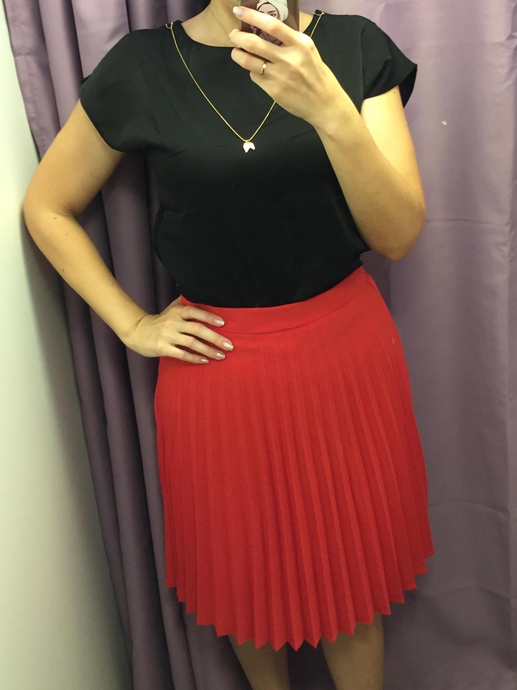 Юбка классная. Сидит хорошо. Ношу 46-48, подошёл 48 идеально. Для узкой талии, так как не на резинке. 