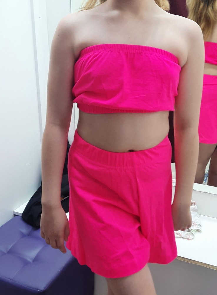 Супер костюмчик! Яркий, на лето прям самое то. Качественный трикотаж. После стирки не сел и не потерял цвет. На мой взгляд маломерит. Рекомендую.