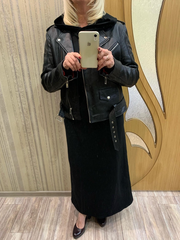 Замечательное,удивительное платье или точнее платья!Я восхищена и влюблена!Цвет чёрный и оранжевый сразу запали в душу!У меня 46 размер 94-75-97,рост 157 см,сначала заказала М,всё по размерной сетке,померила,понравилось,но какой-то червячок грыз и грыз меня,перезаказала на размер S и моя душа успокоилась!Даже длину убирать не надо! А эмочка всё- таки чуточку мешковатенько внизу.Ткань плотная,цвет яркий,глубокий,теперь жду весну,при наших морозах и снегопадах зимой не походишь.Спасибо большое команде Fashion AnastatioN за такое нужное дело,помогать нам стать красивыми!Отдельное восхищение хочу выразить девушке или женщине,отвечающей на отзывы!Читала затаив дыхание, как увлекательный роман!                                                Платье к покупке рекомендую однозначно,покупайте не пожалеете!Спасибо!