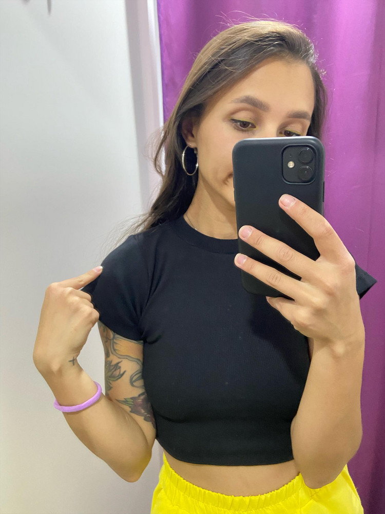 Ношу размер 40-42, абсолютно всегда. Заказала костюм этого продавца в размере S. Велосипедки норм, топ мал. Перезаказала на размер М, топ будто от комплекта размером S, а велосипедки чуть побольше. Тянет подмышками, носить невозможно, будет постоянный дискомфорт. В размере S велосипедки в паховой зоне сидят хорошо, но М ужасно, фото в бежевом и чёрном комплектующие  в полный рост. Фото с желтым низом размер S  и демонстрация того, что очень мал топ. Само качество ткани супер, но пошив резки у велосипедок конечно оставляет желать лучшего