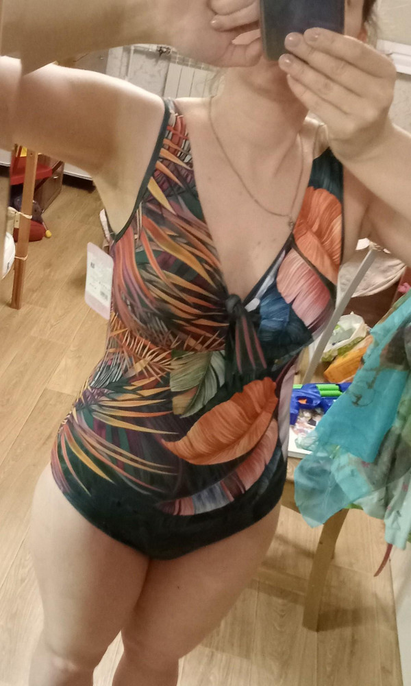 Хороший купальник за свою цену. На параметры 98-78-102 рост 168см сел нормально,не короткий. Мерила для сравнения 48-164 - был короткий. Грудь не сплющил. В области живота есть ещё запас. Размера 46-170-176 не было на момент заказа, может,он был бы в облипку и лучше бы утягивал живот. Перезаказывать не буду,оставлю этот.