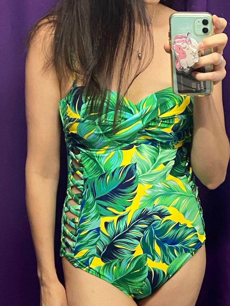 Купальник неплох, но мне не подошел. Для 46-го размера очень большая грудь. У меня грудь средняя, не маленькая, стандартный 46-й размер. Кажется, что в купальнике 46-го размера грудь на 48-й минимум)) Сами чашечке как-то вверх торчком сделаны. Смешно как-то)) Но это на любителя, в целом купальник хорош