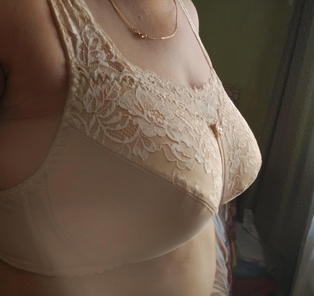 Захотела такой бюстгальтер ради вставки кружевной, чтоб большую грудь прикрывать. Качество отличное, размер F подошёл, обхват 75 взяла, потому что не было 80 F , но ничего страшного- в магазинах продаются удлинители для бюстгальтеров. Он без косточек, на первый взгляд  тяжёлую грудь держит, дальше посмотрим.