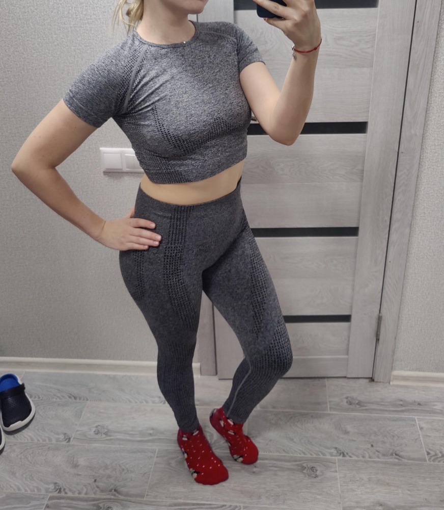 Хорошая  футболочка, Но реально несоответствие  размера, маломерит на 2-3 размера! Изучила комментарии, и на их основании  взяла самый большой размер  48, не прогадала, спасибо девушкам за отзывы, что маломерит,  по факту это 42-44. В принципе ткань тянется, но было не хорошо, если ещё чуть посвободнее. 
Сама модель мне очень понравилась, подбирала к легинсам, из другого магазина, но подошли идеально.