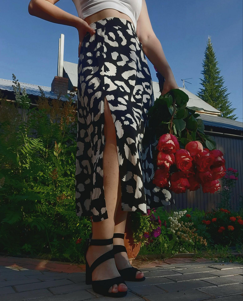 просто суперская юбка😍
все швы хорошо прошиты, нигде ничего не торчит, ткань лёгкая, приятная, доставка быстрая
у продавца большой выбор расцветок, каждый сможет с легкостью подобрать себе юбку по душе, однозначно рекомендую к покупке💖