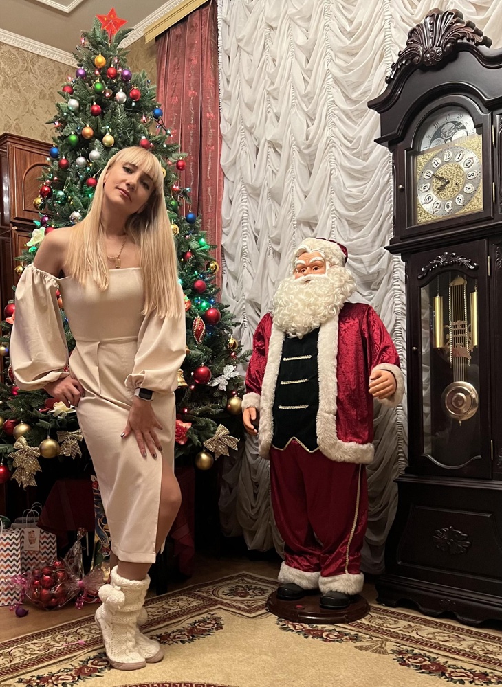 Платье очень крутое, корсет , немного мнётся материал, но это можно простить, за то, что она скрывает все недостатки фигуры, подчеркивает все достоинства. Мой рост 174, вес 65. Размер 46. Отлично село. 