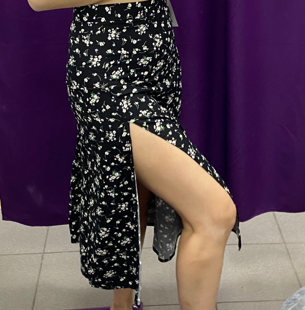 Качество хорошее. Я заказывала 44, это мой размер, но чуть-чуть обтягивает живот. Это не проблема. 
Юбка сочетается со многими вещами, с различной обувью. Это огромный плюс. 
Красивый разрез и сидит хорошо. 