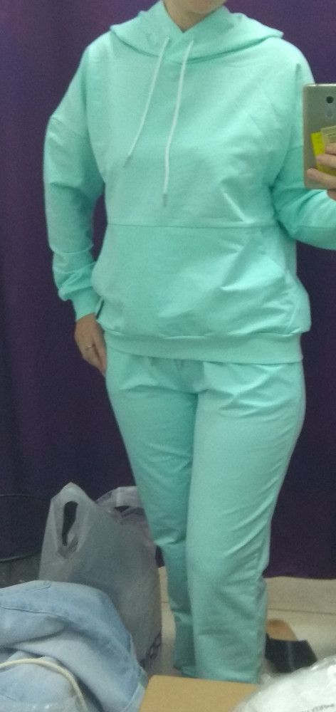 Костюм просто супер, не тонкий как тряпочка, на летние вечера хорошо. На рост 160 чуть длинноват,но не критично. Цвет мятный, яркий. На бедра 102 взяла размер xl, сел хорошо, свободно,но мне так и нужно было. Взяла за 42 бел.р.