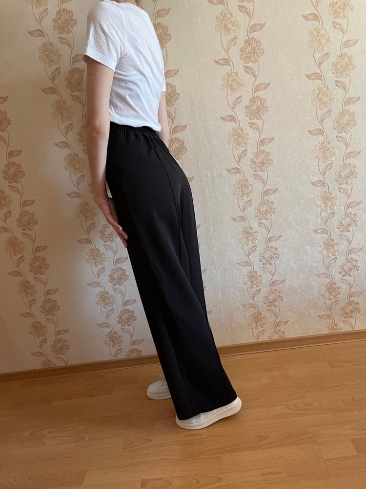 Шикарные брюки, очень понравился фасон, на мне тоже классно смотрятся👍🏻 С пиджаком суперски будет вообще) В подарок положили симпатичный браслетик, как бонус хорошо) Размер брала прямо впритык, с моим ростом подшивать не нужно ничего😂😂