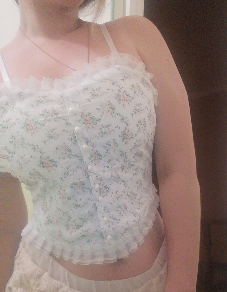 Необычный винтажный топ, красивый.
Носить без лифчика так как есть плотные чашечки